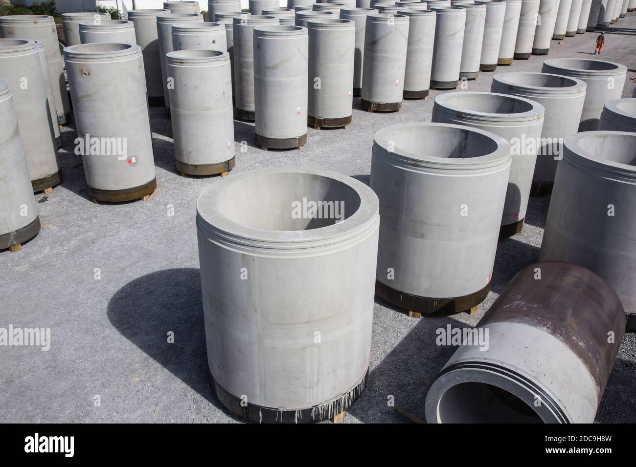 30.09.2020, Gelsenkirchen, Rhénanie-du-Nord-Westphalie, Allemagne - tuyaux de Sewerage dans une usine de béton, les tuyaux d'assainissement pour le transport sont assemblés dans l'entrepôt Banque D'Images