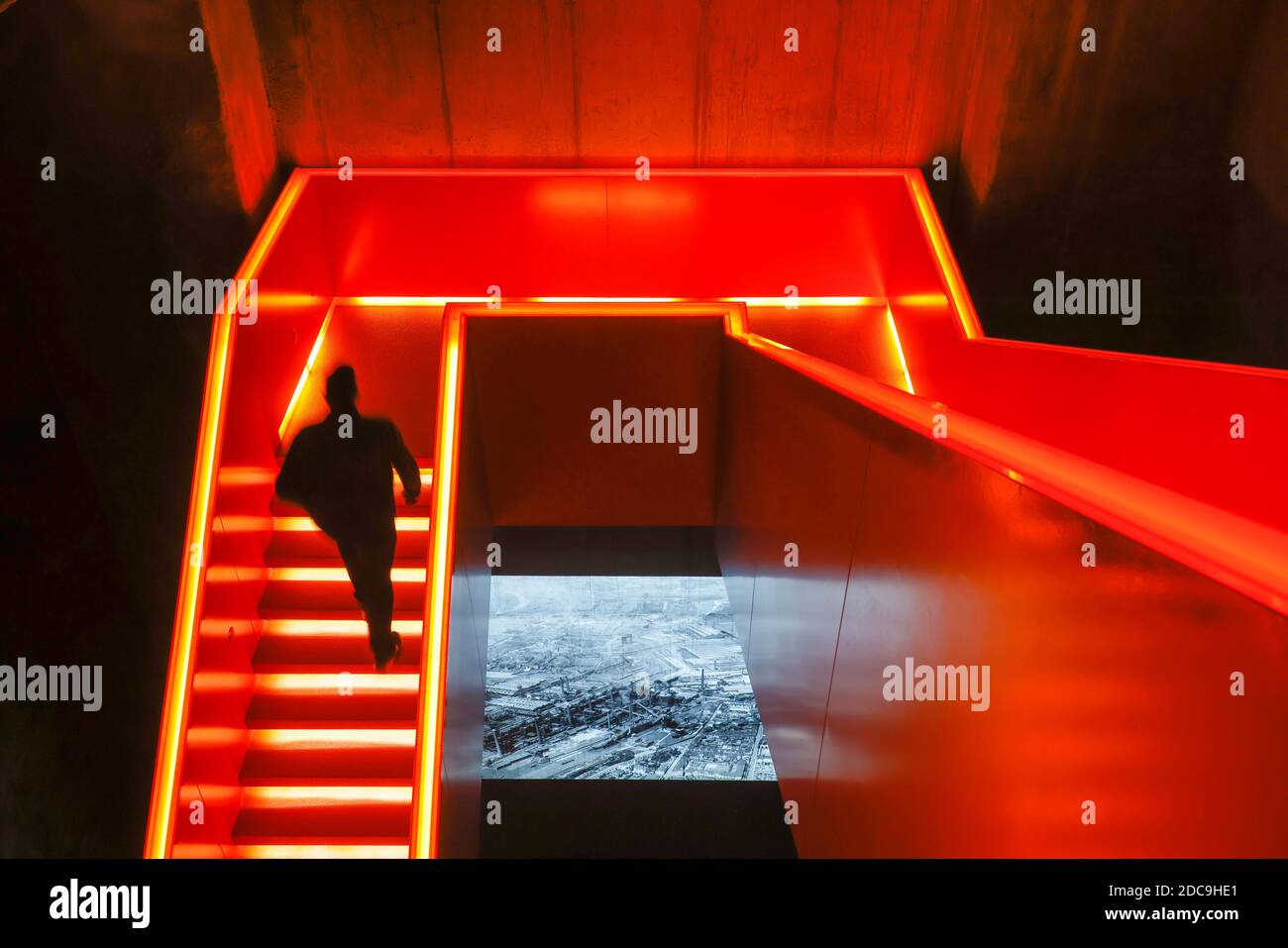 10.10.2020, Essen, Rhénanie-du-Nord-Westphalie, Allemagne - Musée de la Ruhr sur le Zeche Zollverein, classé au patrimoine mondial de l'UNESCO Zollverein, escalier rouge illuminé. Banque D'Images