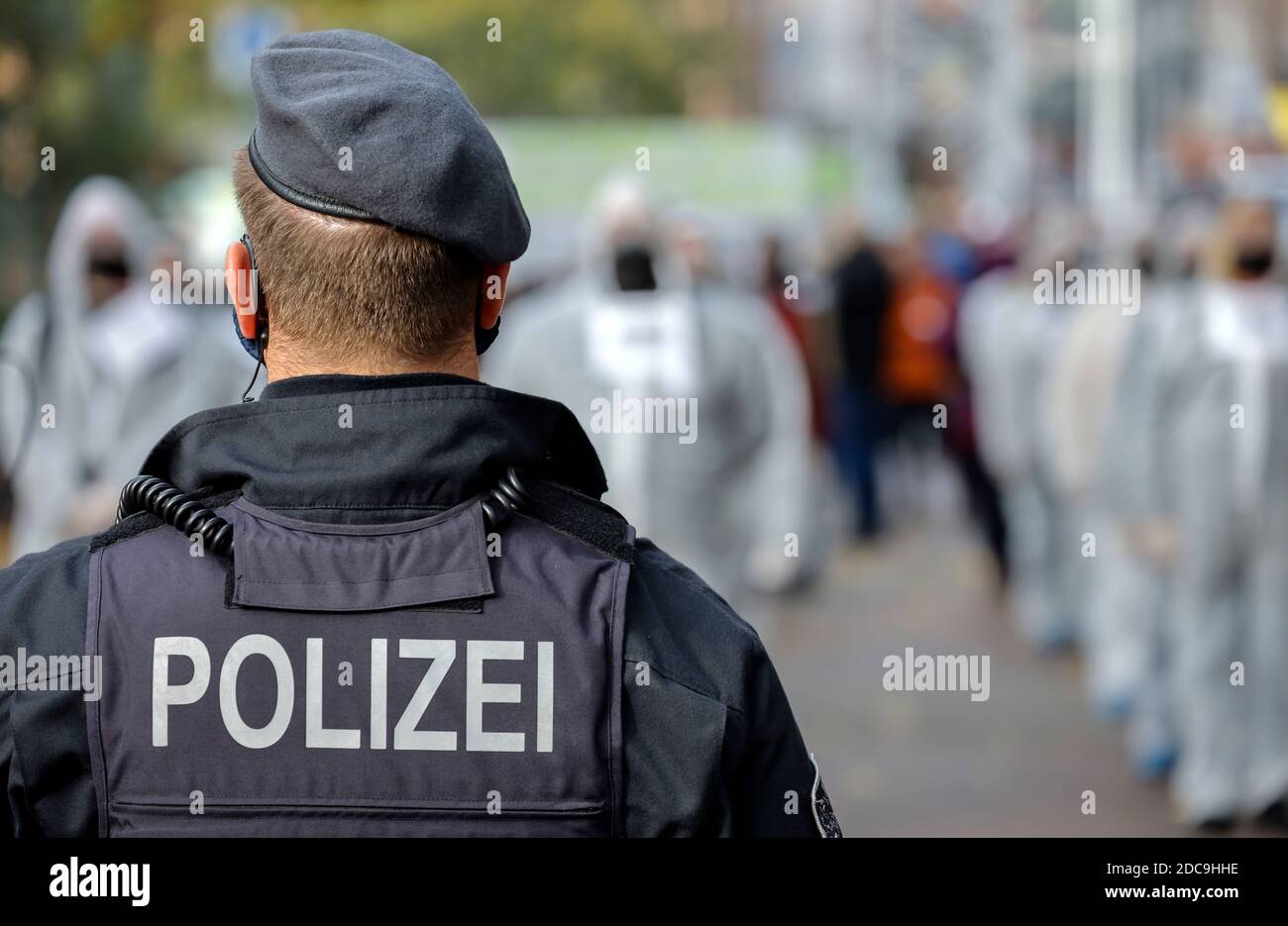 18.10.2020, Dortmund, Rhénanie-du-Nord-Westphalie, Allemagne - policiers et manifestants lors d'une manifestation anticorona sur la place de la paix, faisant la démonstration d'agai Banque D'Images