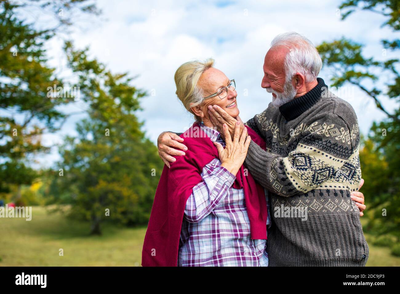 Couple de personnes âgées embrassant dans le parc d'automne. Aimer. Banque D'Images