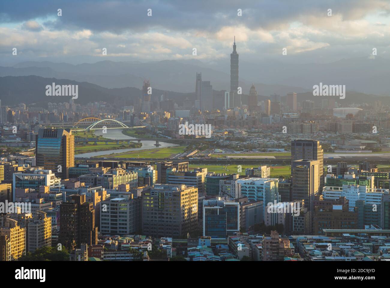 Paysage de la ville de Taipei à taiwan au crépuscule Banque D'Images