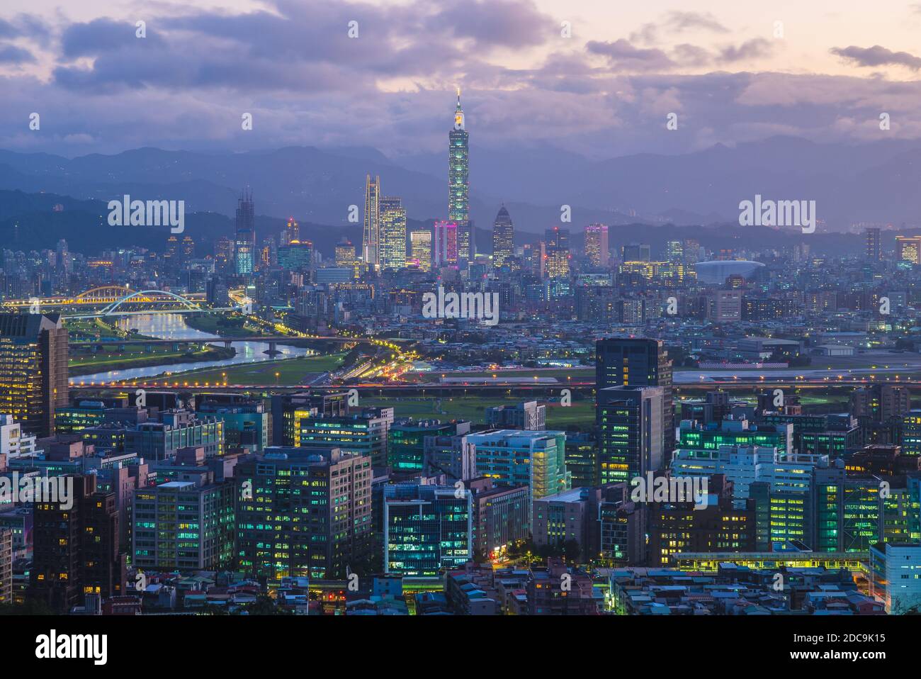 Paysage de la ville de Taipei à taiwan la nuit Banque D'Images