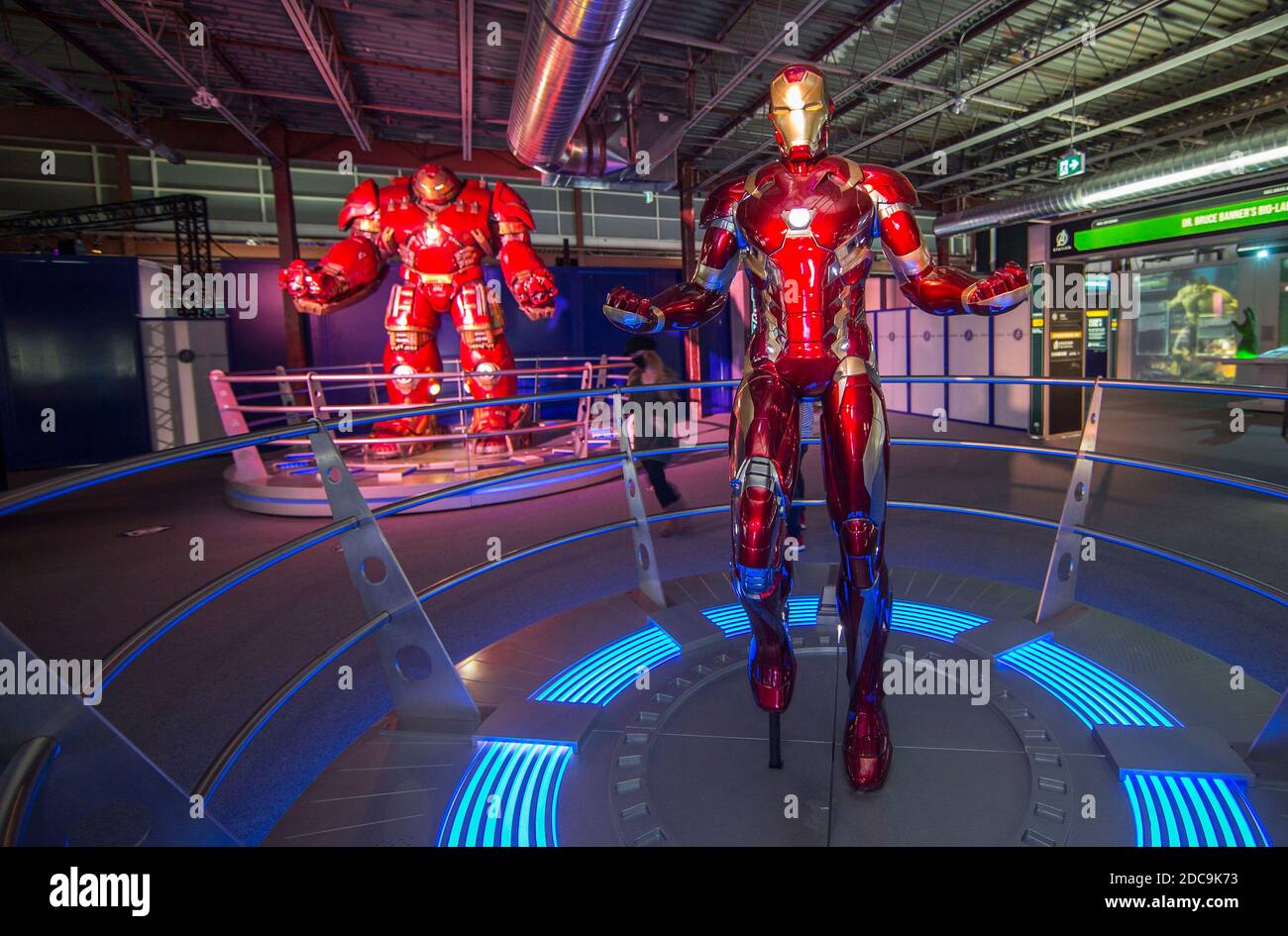 Toronto, le 20 novembre. 31 janvier 2021. Une combinaison Iron Man (avant) est vue à l'exposition Marvel Avengers S.T.A.T.I.O.N. pendant la prévisualisation médiatique au centre commercial Yorkdale de Toronto, Canada, le 19 novembre 2020. Présentant l'univers cinématographique Marvel des super-héros, l'exposition sera ouverte au public du 20 novembre 2020 au 31 janvier 2021. Credit: Zou Zheng/Xinhua/Alamy Live News Banque D'Images