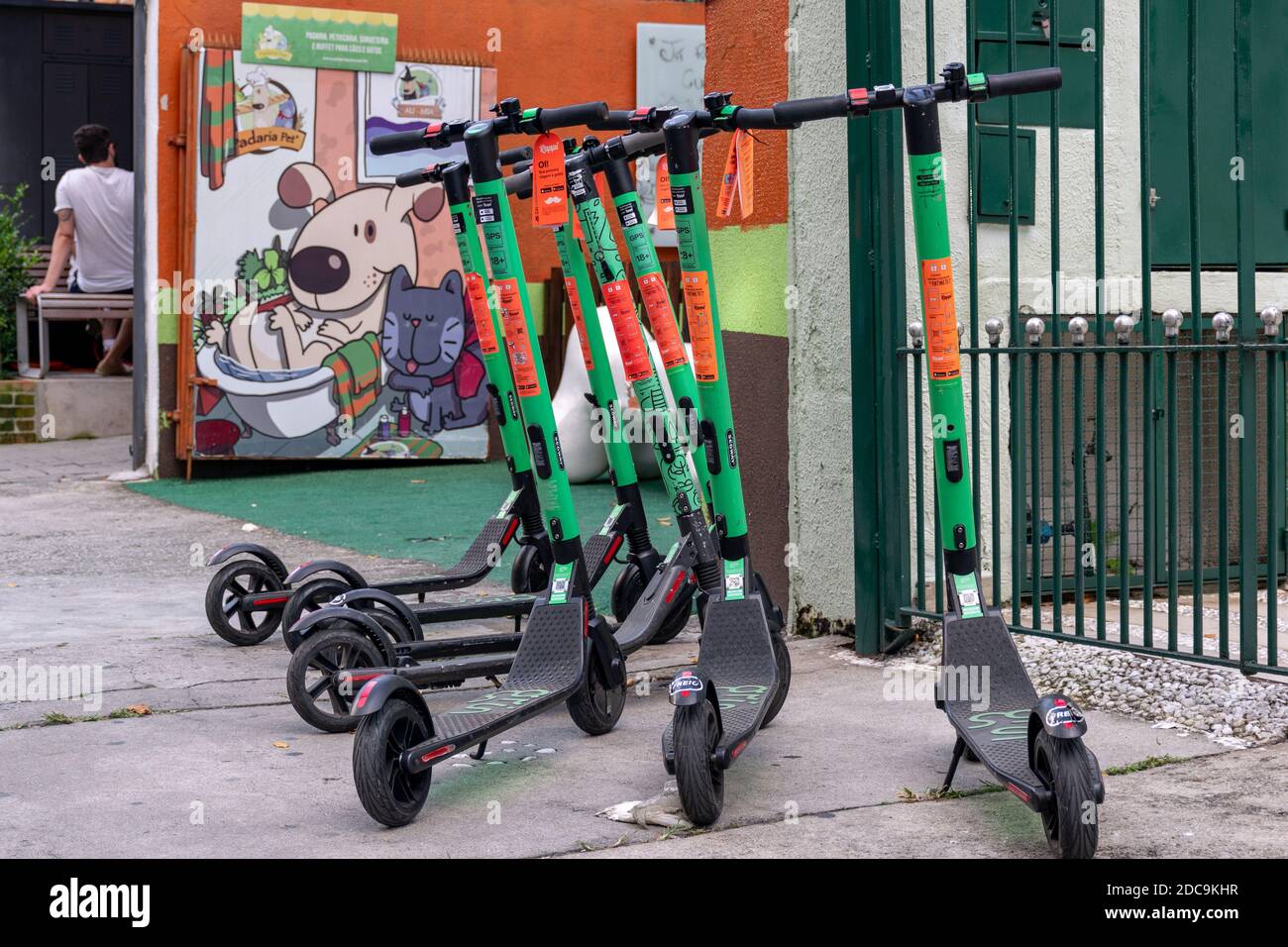 Sao Paulo, Sao Paulo/Brésil, le 24 mars 2019 : divers scooters électriques Grin (en attente de location), dans la rue Mateus Grou, quartier Pinheiros. Banque D'Images
