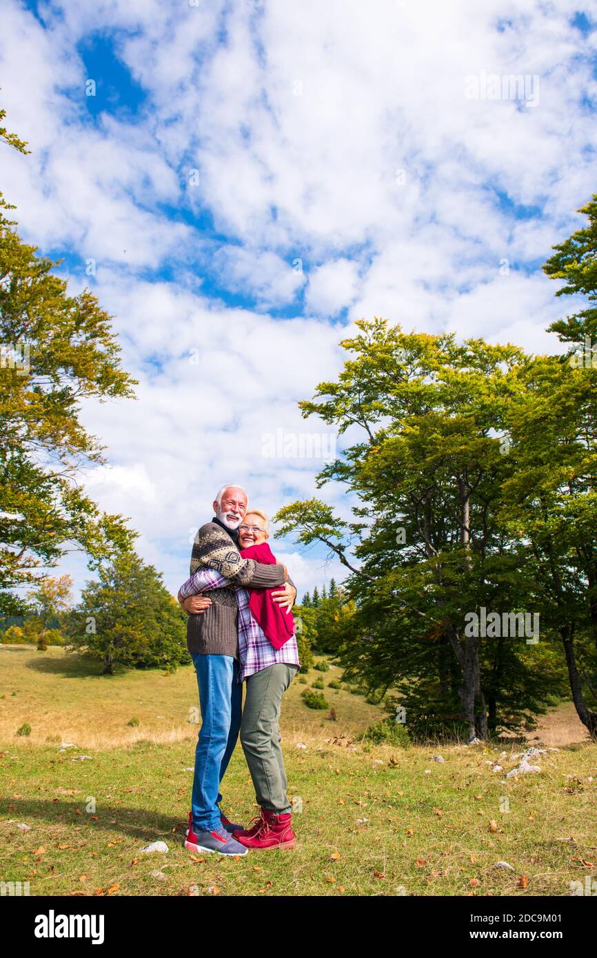 Couple de personnes âgées embrassant dans le parc d'automne. Aimer. Banque D'Images