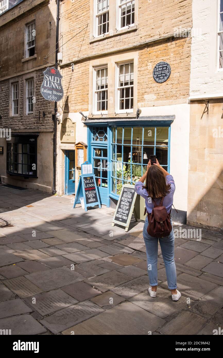 Tourist prend une photo de Sally Lunns Eating House, Bath, Somerset, Angleterre, GB, Royaume-Uni Banque D'Images