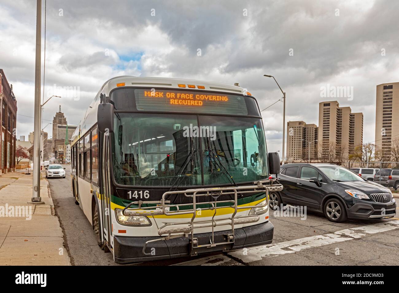 Detroit, Michigan - les autobus urbains ont besoin de masques ou de revêtements faciaux pendant la pandémie du coronavirus. Banque D'Images