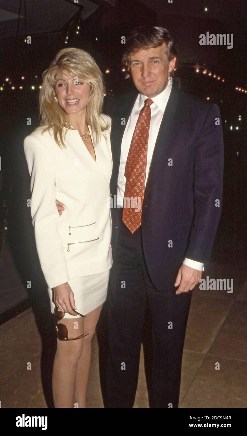 Donald Trump et l'ex-femme Marla Maples posant dans le hall de l'hôtel -  début des années 90 Photo Stock - Alamy