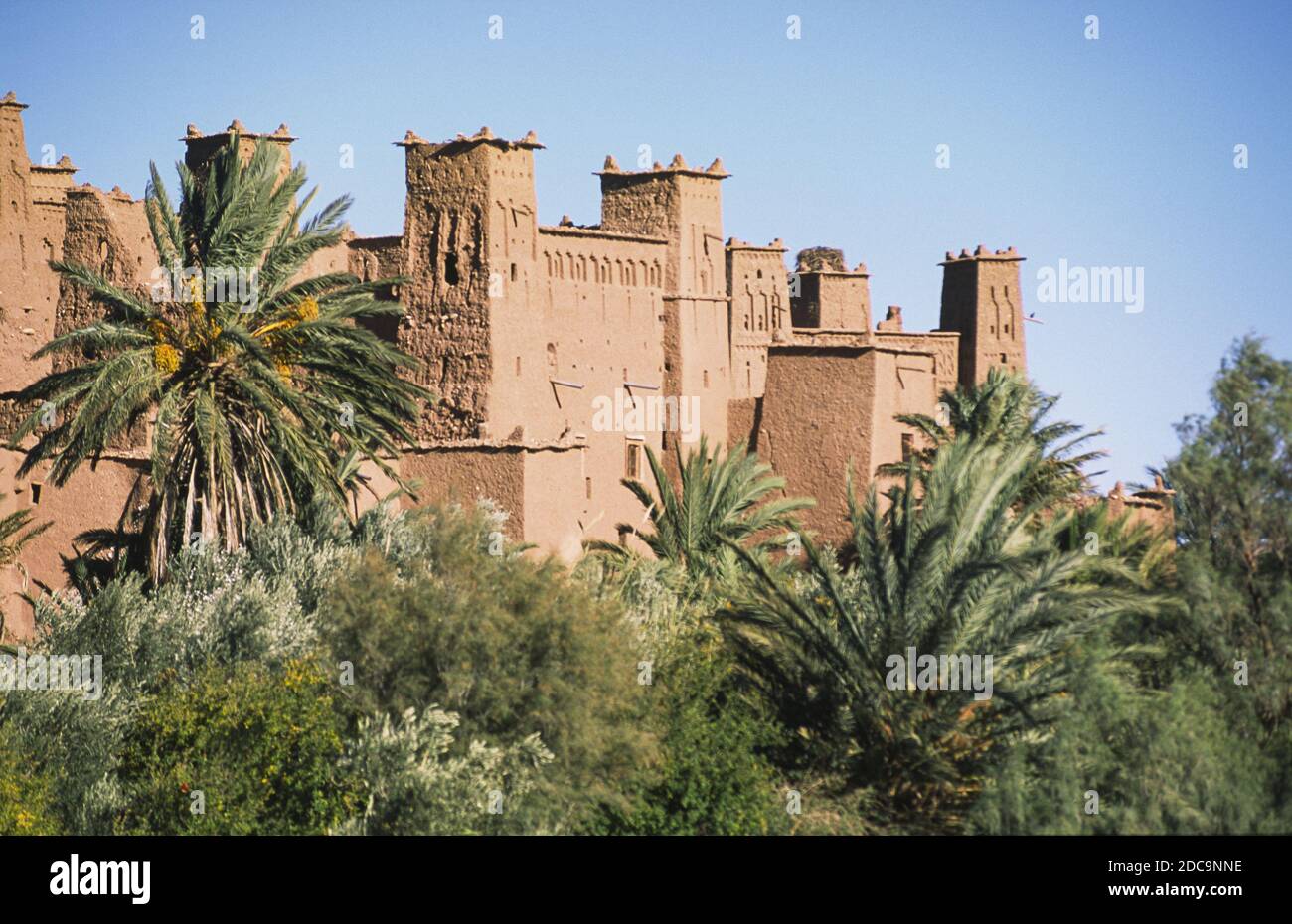 10.11.2010, Ouarzazate, Maroc, Afrique - vue sur l'ancienne architecture en argile et les bâtiments en brique de boue de la forteresse historique Ksar d'ait Benhaddou. Banque D'Images