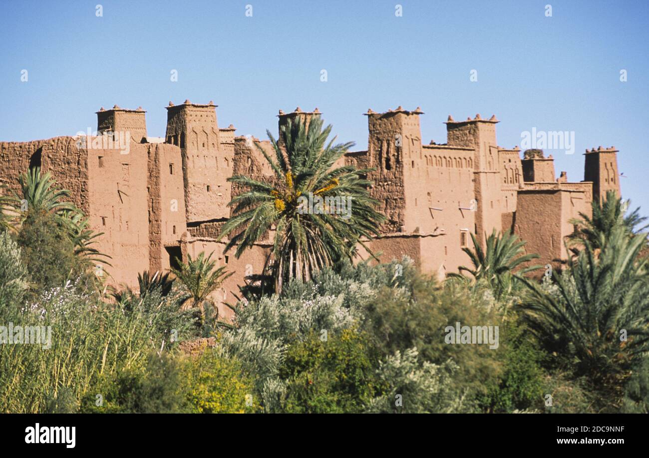 10.11.2010, Ouarzazate, Maroc, Afrique - vue sur l'ancienne architecture en argile et les bâtiments en brique de boue de la forteresse historique Ksar d'ait Benhaddou. Banque D'Images