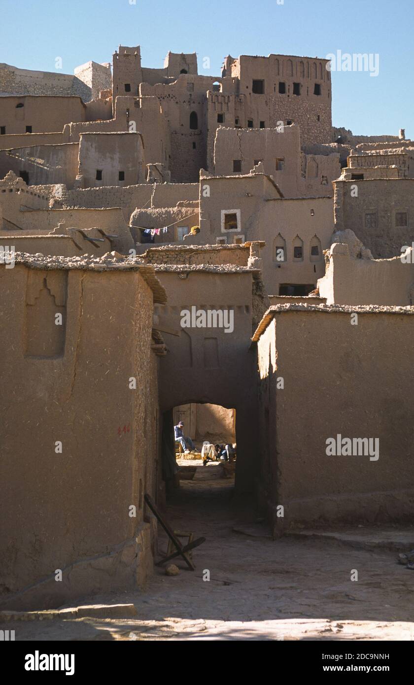 10.11.2010, Ouarzazate, Maroc, Afrique - vue sur l'ancienne architecture en argile et les bâtiments en brique de boue de la forteresse historique Ksar d'ait Benhaddou Banque D'Images