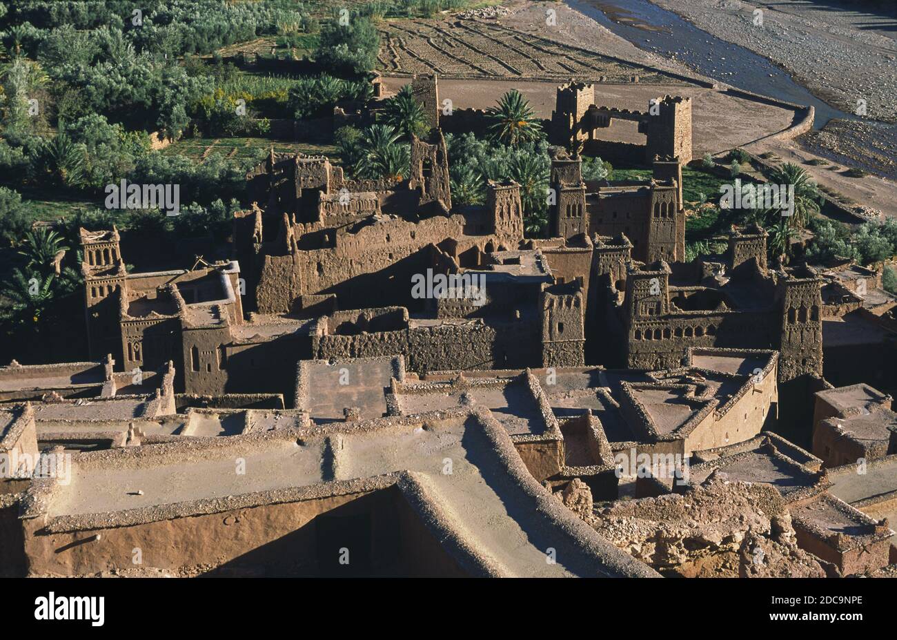 10.11.2010, Ouarzazate, Maroc, Afrique - vue d'en haut de l'ancienne architecture en argile et des bâtiments en brique de boue de la forteresse Ksar d'ait Benhaddou. Banque D'Images