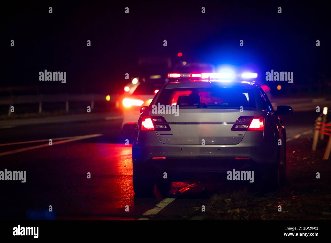 Les feux de détresse de la police s'allument la nuit depuis l'arrière autoroute Banque D'Images