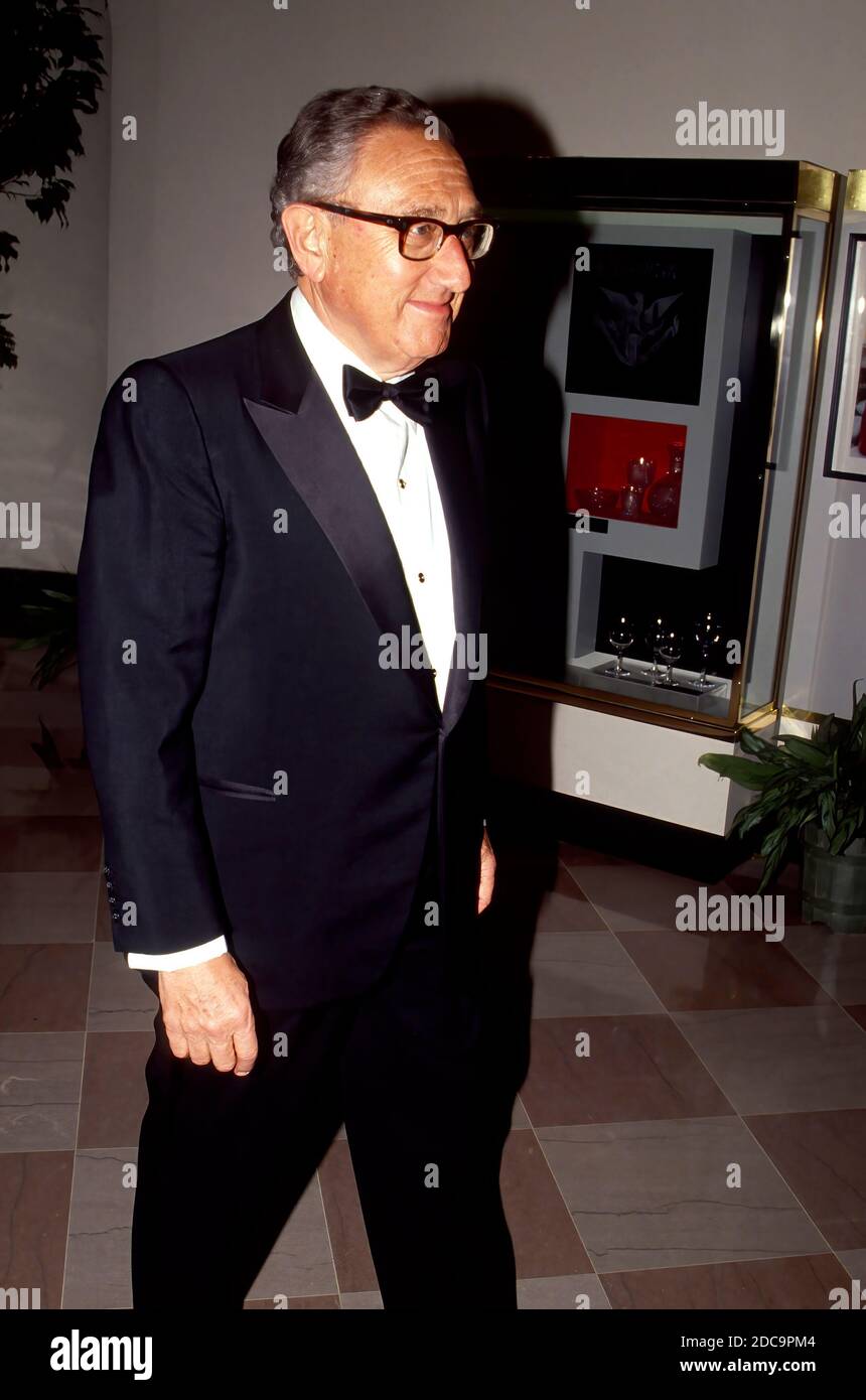 Washington DC, États-Unis, le 16 novembre 1988 l'ancien secrétaire d'État Henry Kissinger arrive à la Maison Blanche pour assister au dîner d'État en l'honneur du Premier ministre Margaret Thatcher Banque D'Images