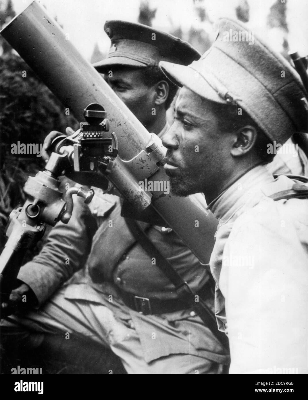 Les troupes de l'armée en Éthiopie s'entrainement sur un mortier de tranchée près d'Addis-Abeba en août 1935. La légende de cette photo d'actualité indique : « bien que l'Éthiopie soit en arrière à bien des égards, elle aura de nombreux outils modernes de la guerre lorsqu'elle rencontrera les forces expéditionnaires du premier ministre italien Mussolini. On enseigne à ce guerrier éthiopien l'utilisation du mortier de tranchée, une arme entièrement nouvelle pour l'armée de l'empereur Haile Salassie. Pour voir mes autres images WW II, recherchez: Prestor vintage WW II Banque D'Images