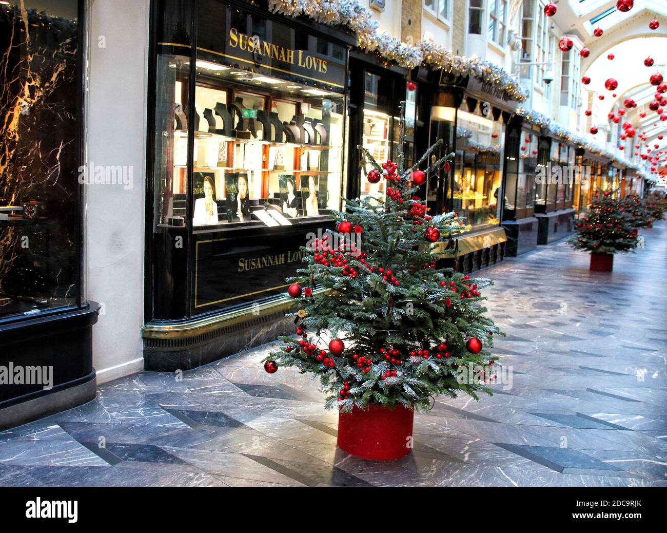 Londres, Royaume-Uni. 19 novembre 2020. Un arbre de noël fait le chemin à travers la salle d'arcade.la destination de luxe de Londres, la Burlington Arcade de Piccadilly, a maintenant ses décorations de Noël habituelles de haute qualité exposées, bien qu'étant en confinement, aucun de ses magasins ne peut actuellement être ouvert. Crédit : SOPA Images Limited/Alamy Live News Banque D'Images