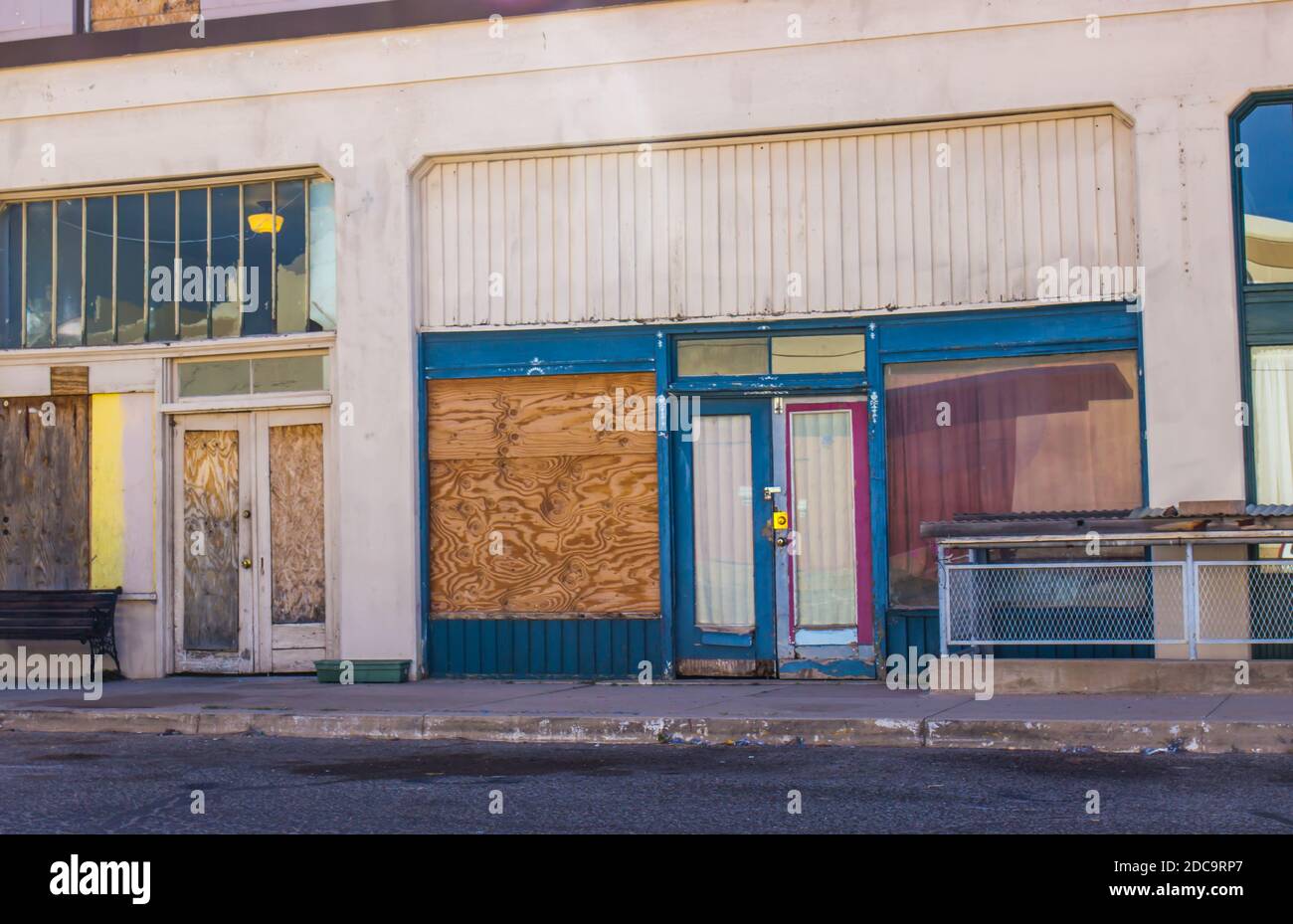 Bâtiment avant du magasin abandonné avec fenêtres et portes intégrées Banque D'Images