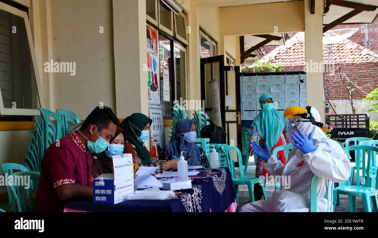 Médecin en costume de protection prenant un écouvillon nasal d'une personne pour tester une éventuelle infection à coronavirus, Pekalonga, Indonésie, 19 novembre 2020 Banque D'Images