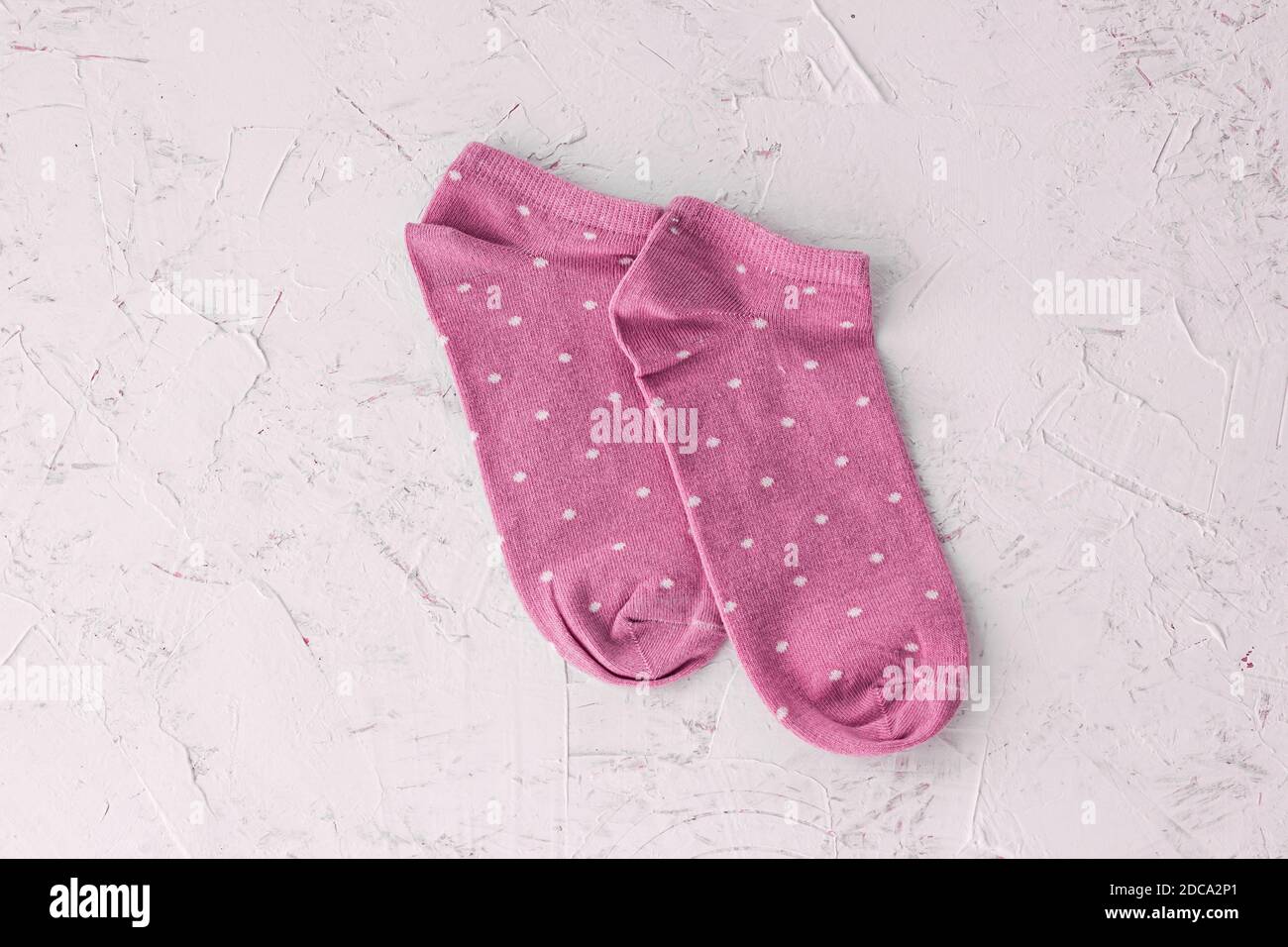 Paire de chaussettes pour femmes sur fond blanc structuré, vue du dessus. Banque D'Images