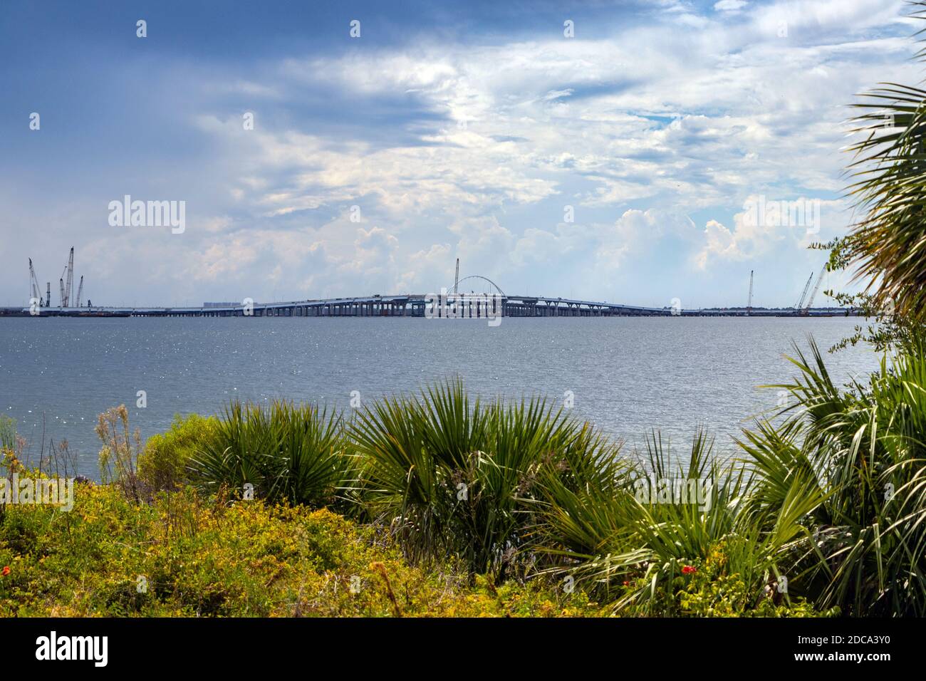 Vue lointaine du pont d'autoroute traversant la mer à Pensacola, Floride Banque D'Images