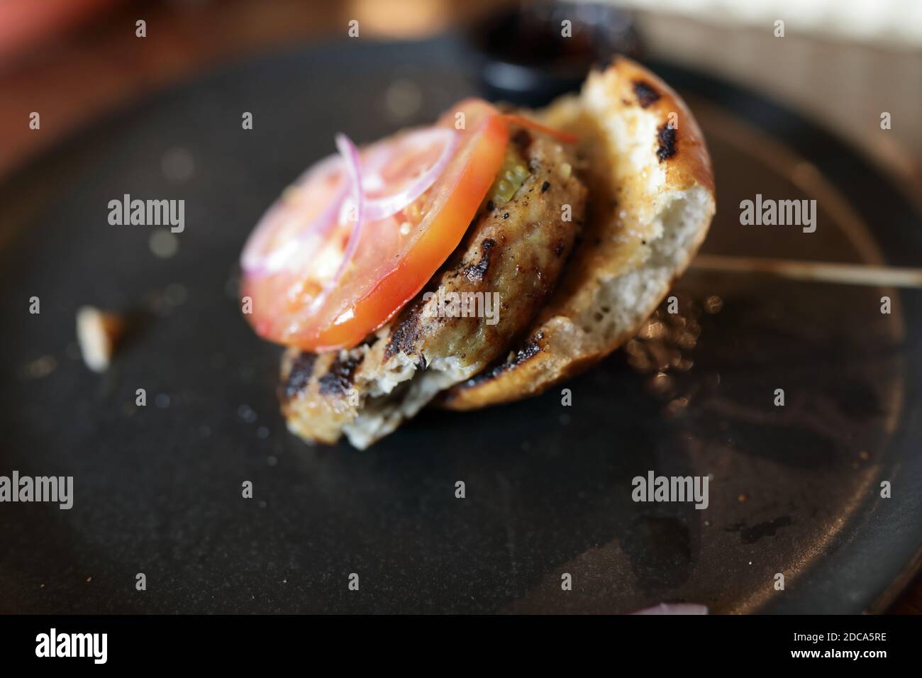 Restes de hamburger sur l'assiette dans le restaurant Banque D'Images