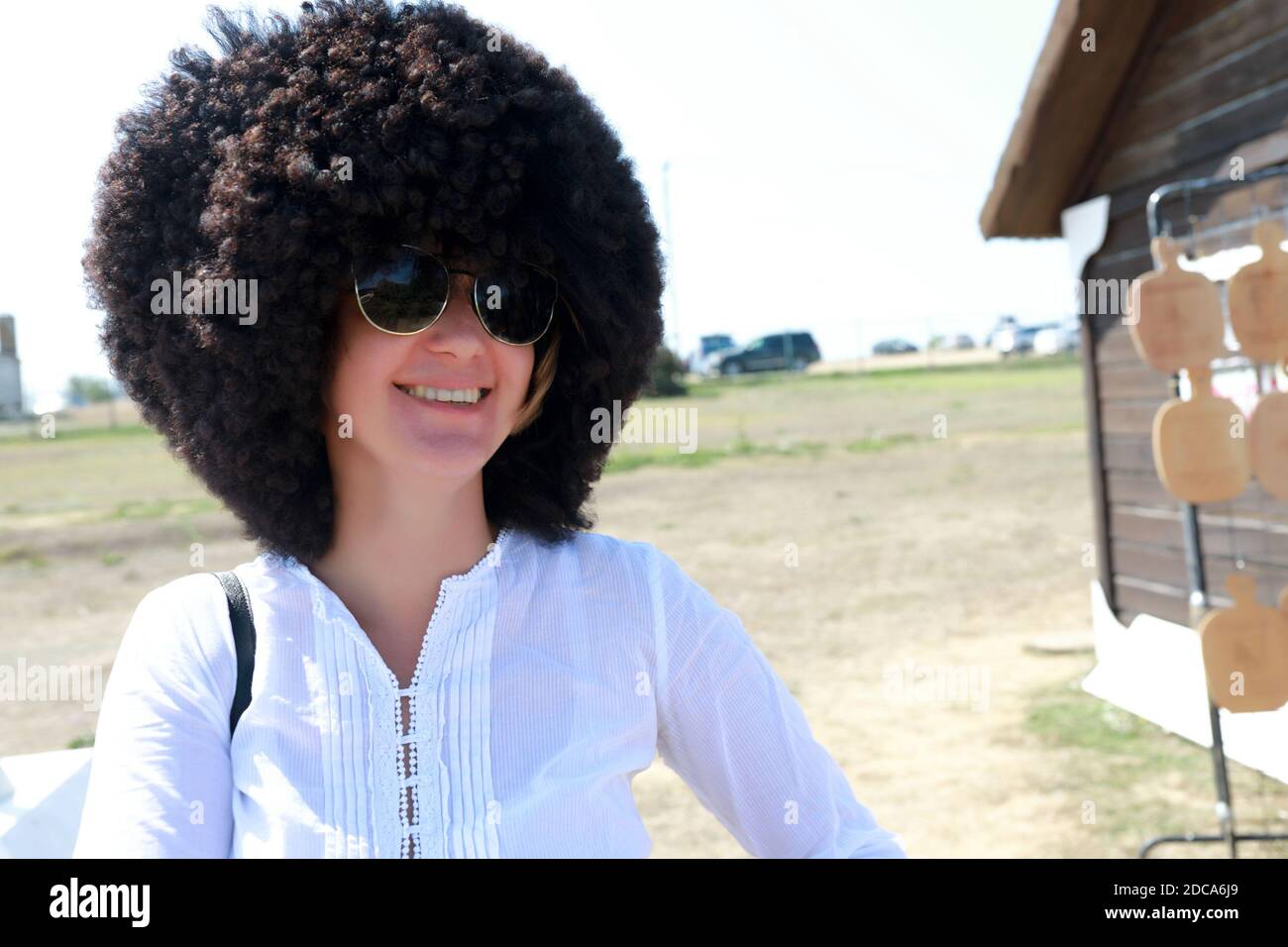 Portrait d'une femme heureuse en chapeau de papakha russe Photo Stock -  Alamy