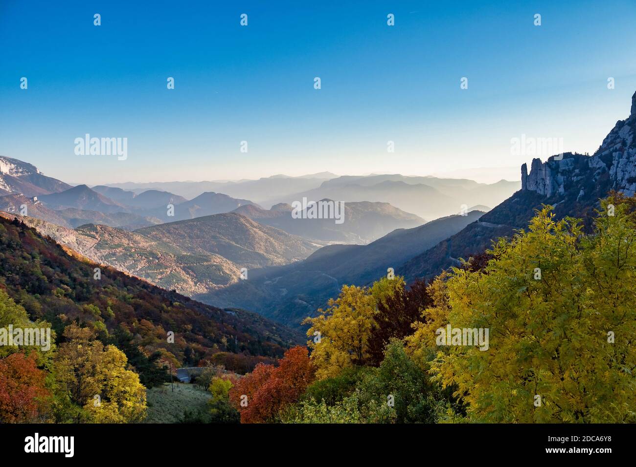 Campagne française. Col de Rousset. Vue panoramique sur les hauteurs des Vercors, les collines marly et la vallée du Val de Drome, France Banque D'Images