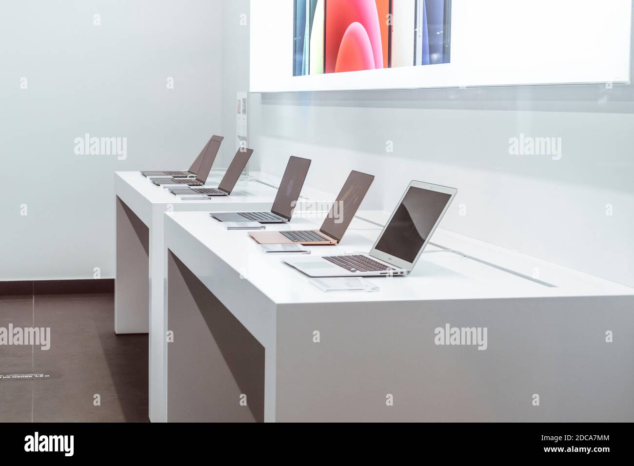 Stand avec ordinateurs portables macbooks pro air dans la marque Apple Store vente Banque D'Images