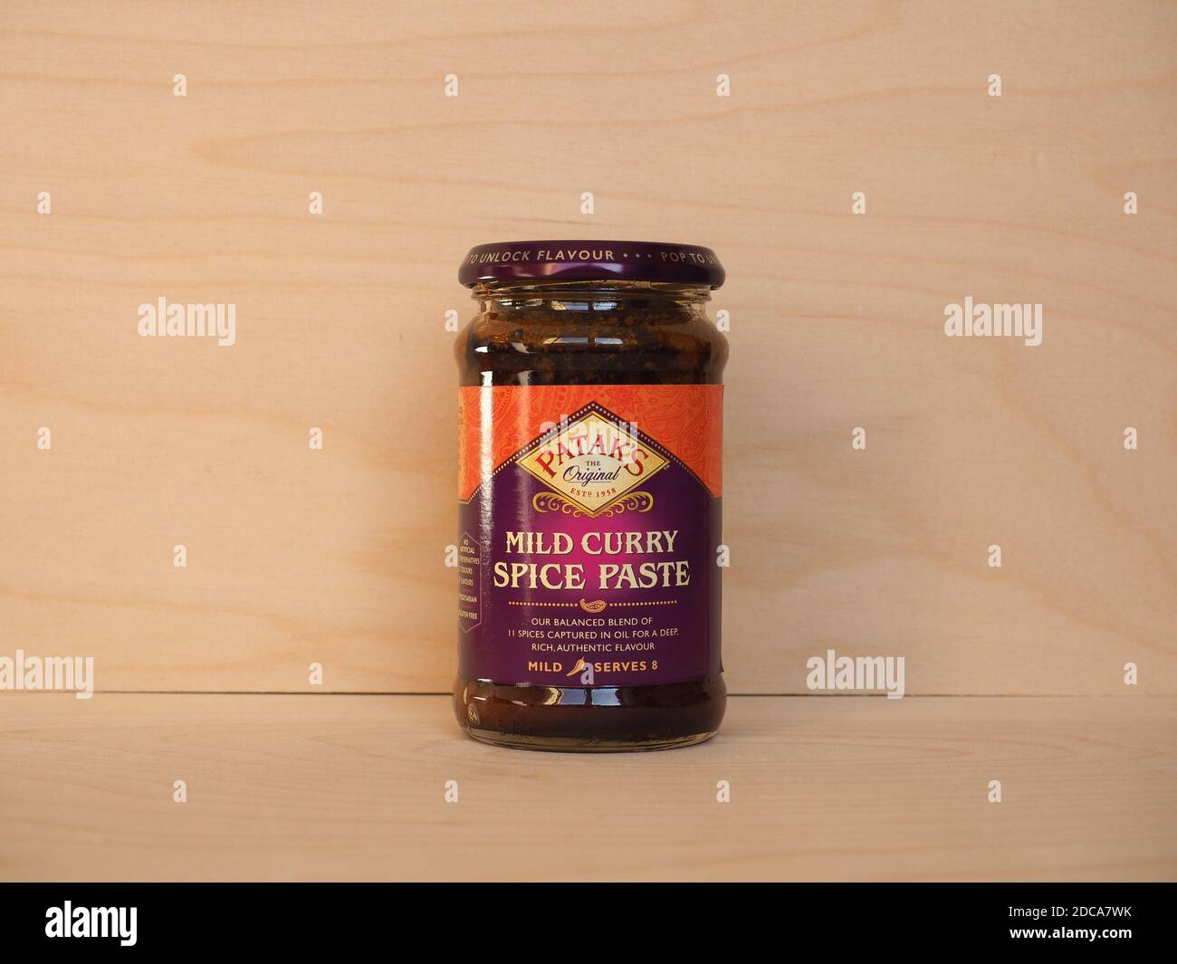 LONDRES, Royaume-Uni - VERS OCTOBRE 2020 : pot de pâte d'épices de cari douce de Patak Banque D'Images
