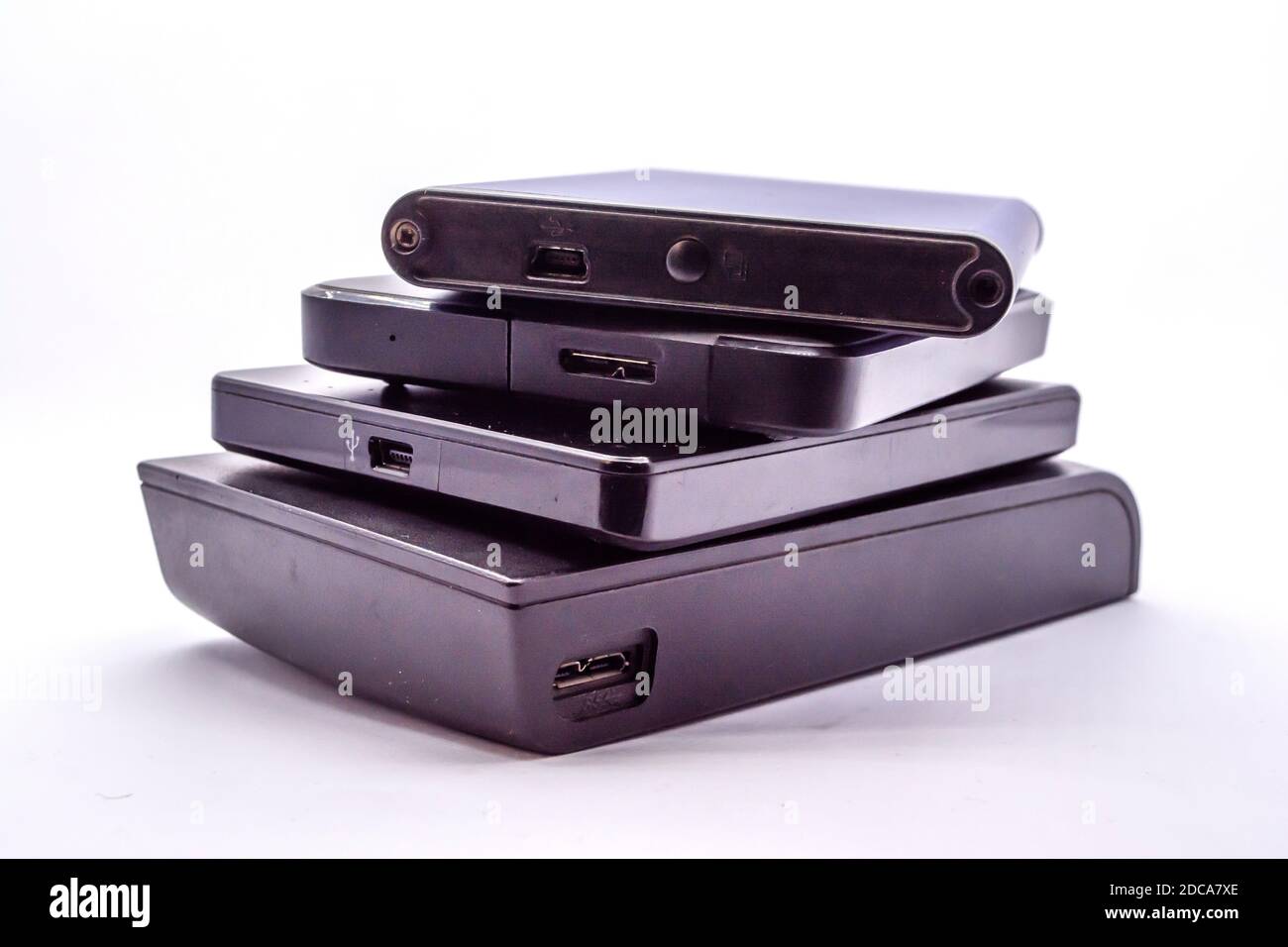 HDD : pile de disques durs portables isolée sur fond blanc. Pile de disques durs externes. Banque D'Images