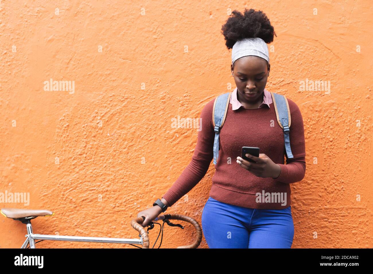 Portrait d'une femme afro-américaine utilisant un smartphone dans la rue Banque D'Images