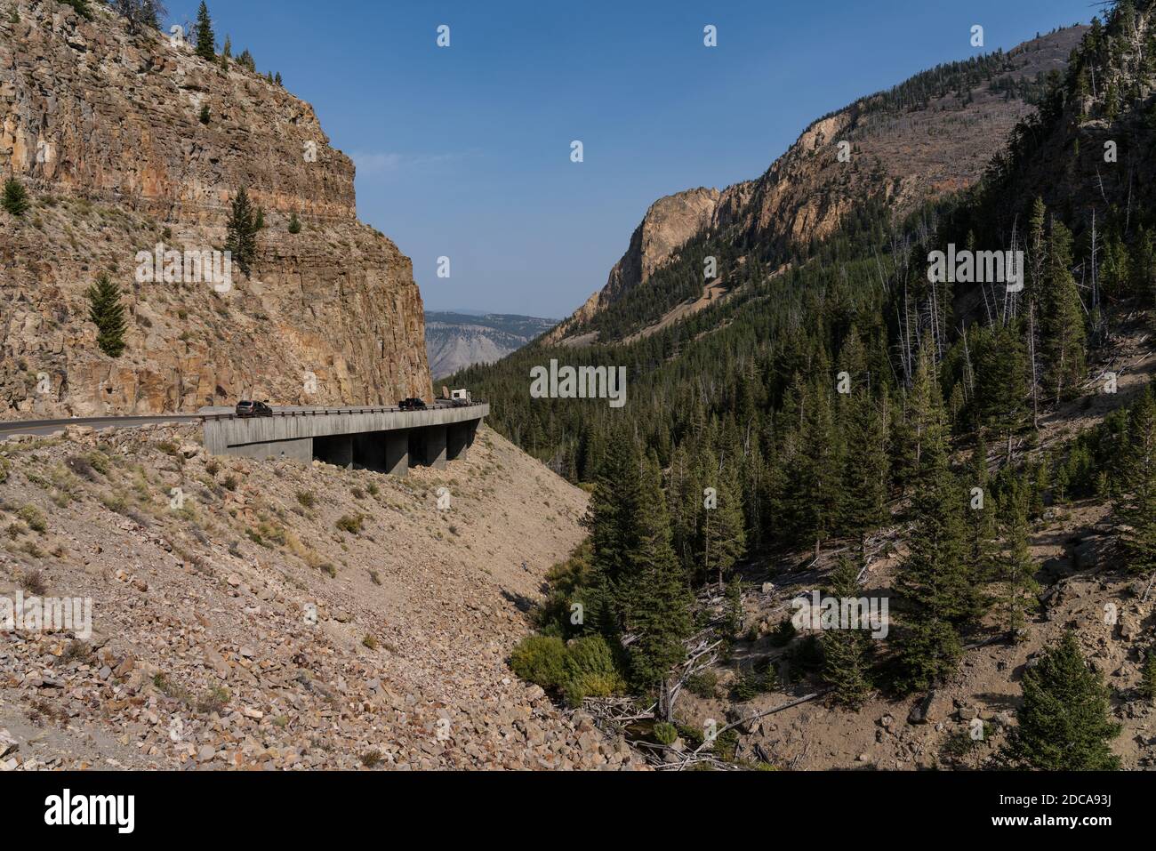 Trafic sur le viaduc le long du Golden Gate Canyon dans le parc national de Yellowstone dans le Wyoming, États-Unis. Banque D'Images