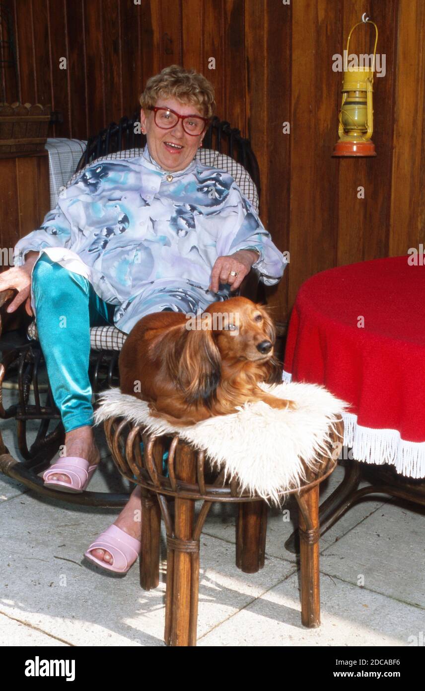 Johanna König, deutsche Sauspielerin und ehemalige Werbefigur, inspannt auf der terrasse zu Hause in Berlin mit ihrem Dackel, Deutschland 1988. Banque D'Images