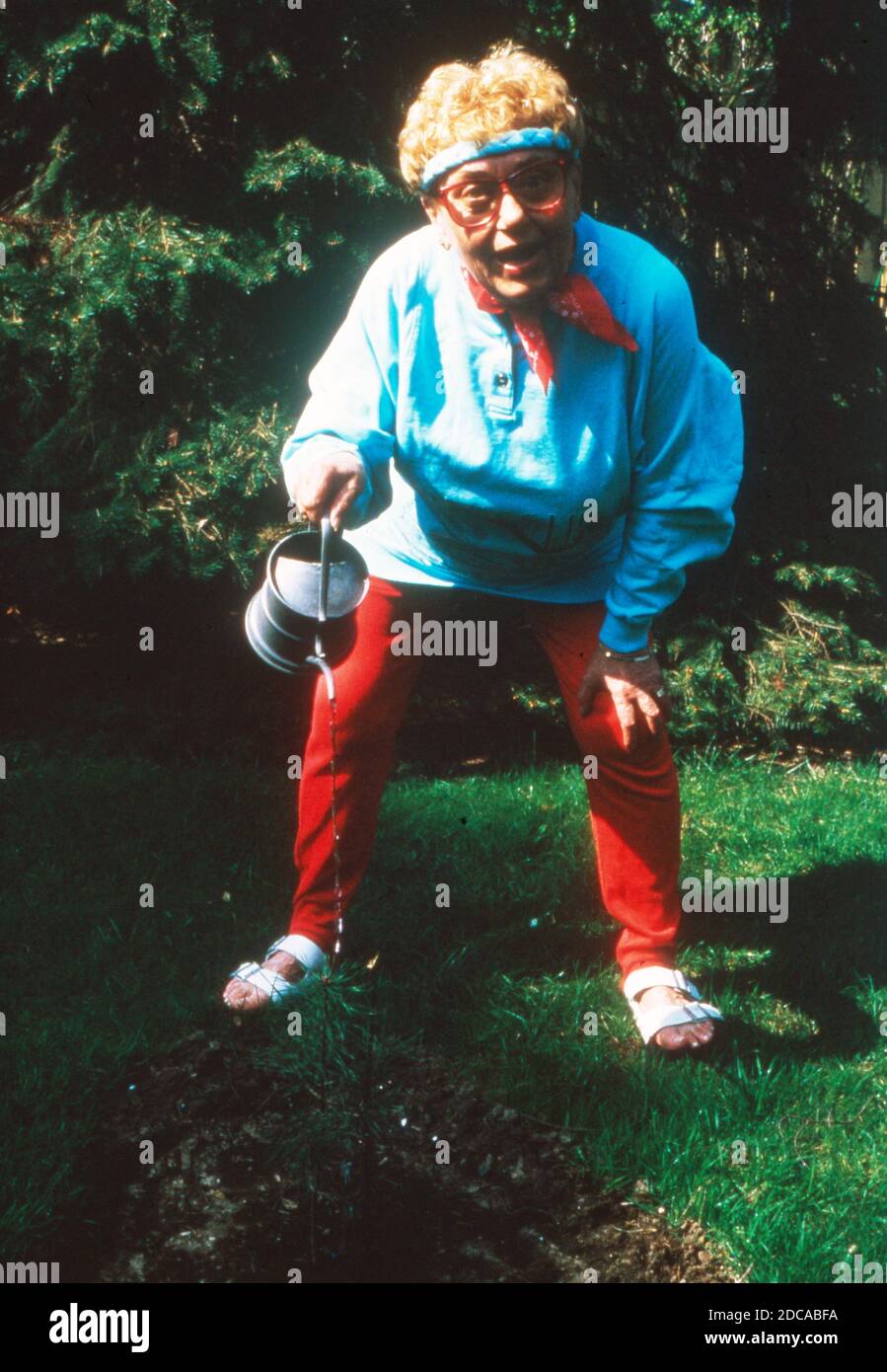 Johanna König, deutsche Sauspielerin und ehemalige Werbefigur, inspannt im Garten zu Hause in Berlin, Allemagne 1988. Banque D'Images