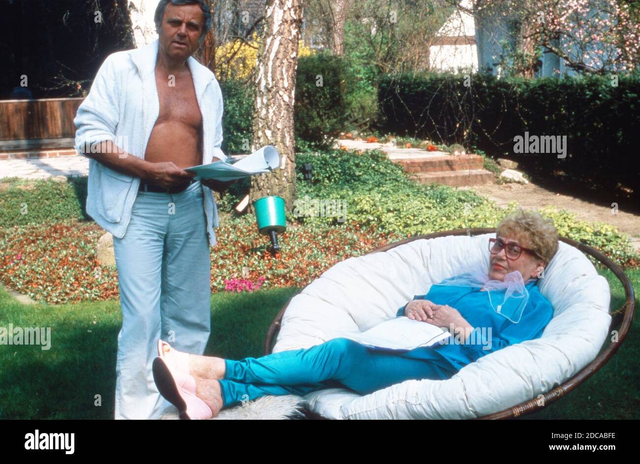 Johanna König, deutsche Sauspielerin und ehemalige Werbefigur, inspannt zu Hause auf der terrasse mit Ehemann und Filmproduzent Felix Hock à Berlin, Allemagne 1988. Banque D'Images