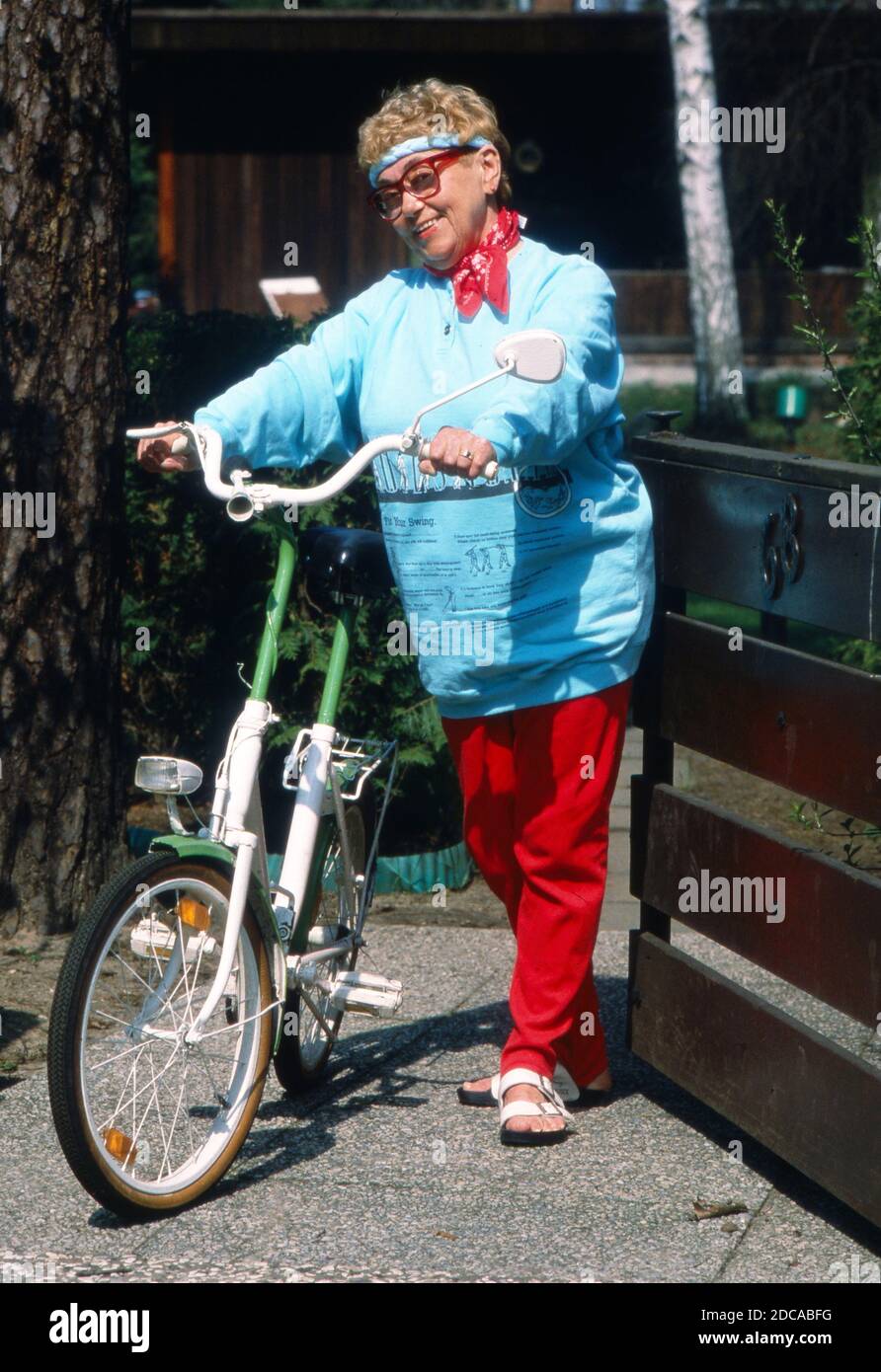 Johanna König, deutsche Sauspielerin und ehemalige Werbefigur, entspannt beim Beginn einer Radtour à Berlin, Allemagne 1988. Banque D'Images