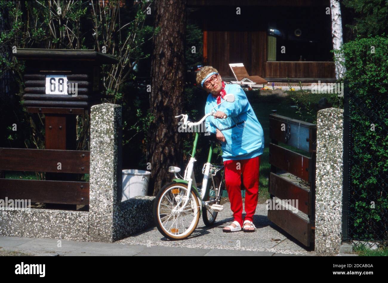 Johanna König, deutsche Sauspielerin und ehemalige Werbefigur, entspannt beim Beginn einer Radtour à Berlin, Allemagne 1988. Banque D'Images