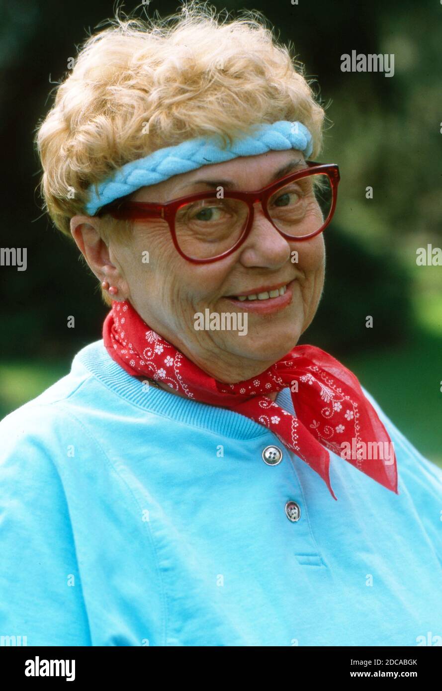 Johanna König, deutsche Sauspielerin und ehemalige Werbefigur, entspannt zu Hause in Berlin, Allemagne 1988. Banque D'Images