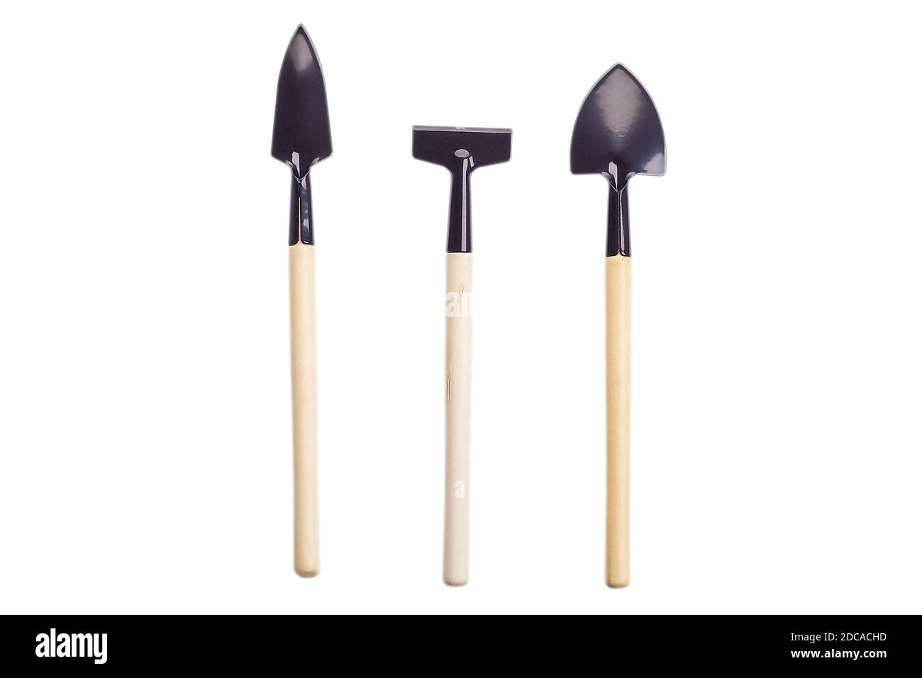 Ensemble d'outils de floriculture isolé sur fond blanc, pelle, râteau, pelle, outil en métal avec manche en bois Banque D'Images