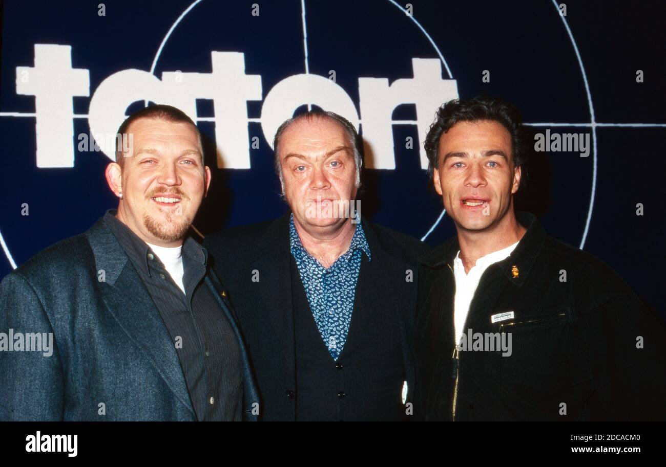 Neues Ermittler-Team in der Krimiserie 'Taort' Köln, Dietmar Bär, Martin Lüttge und Klaus J. Behrendt vor dem logo der Sendung in Köln, Deutschland 1997. Banque D'Images