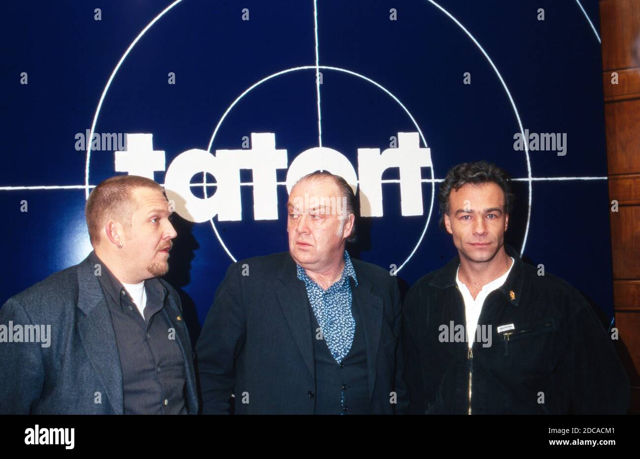 Neues Ermittler-Team in der Krimiserie 'Taort' Köln, Dietmar Bär, Martin Lüttge und Klaus J. Behrendt vor dem logo der Sendung in Köln, Deutschland 1997. Banque D'Images