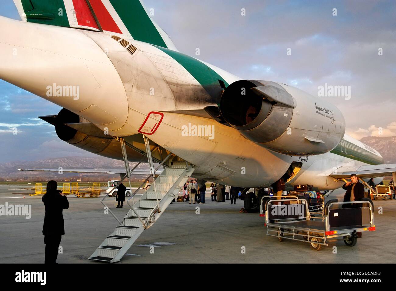 Déchargement d'un vol Alitalia à l'aéroport mère Theresa de Tirana, Albanie Banque D'Images