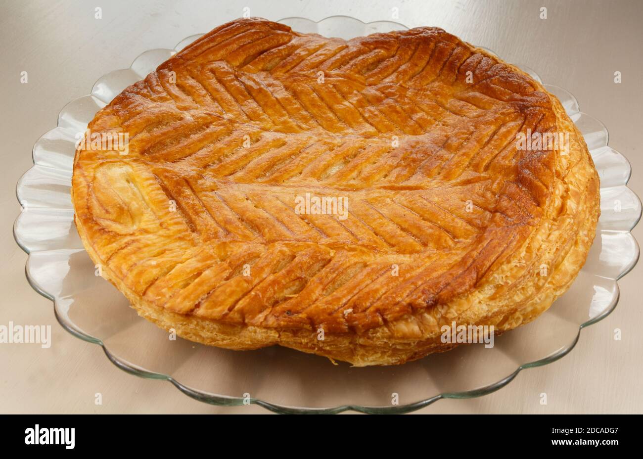Grand gâteau français sur un plat en verre Banque D'Images