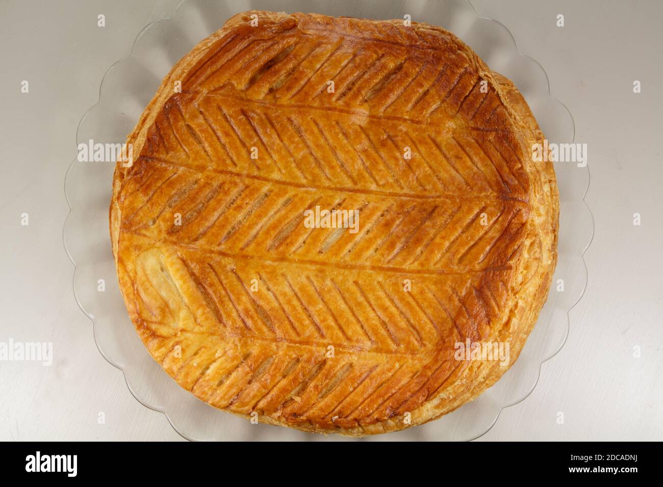 Grand gâteau français sur un plat en verre Banque D'Images