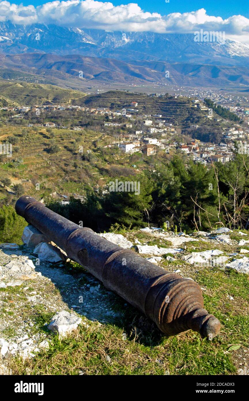 Cannon et ruines de la forteresse, Berat, au sud de l'Albanie Banque D'Images
