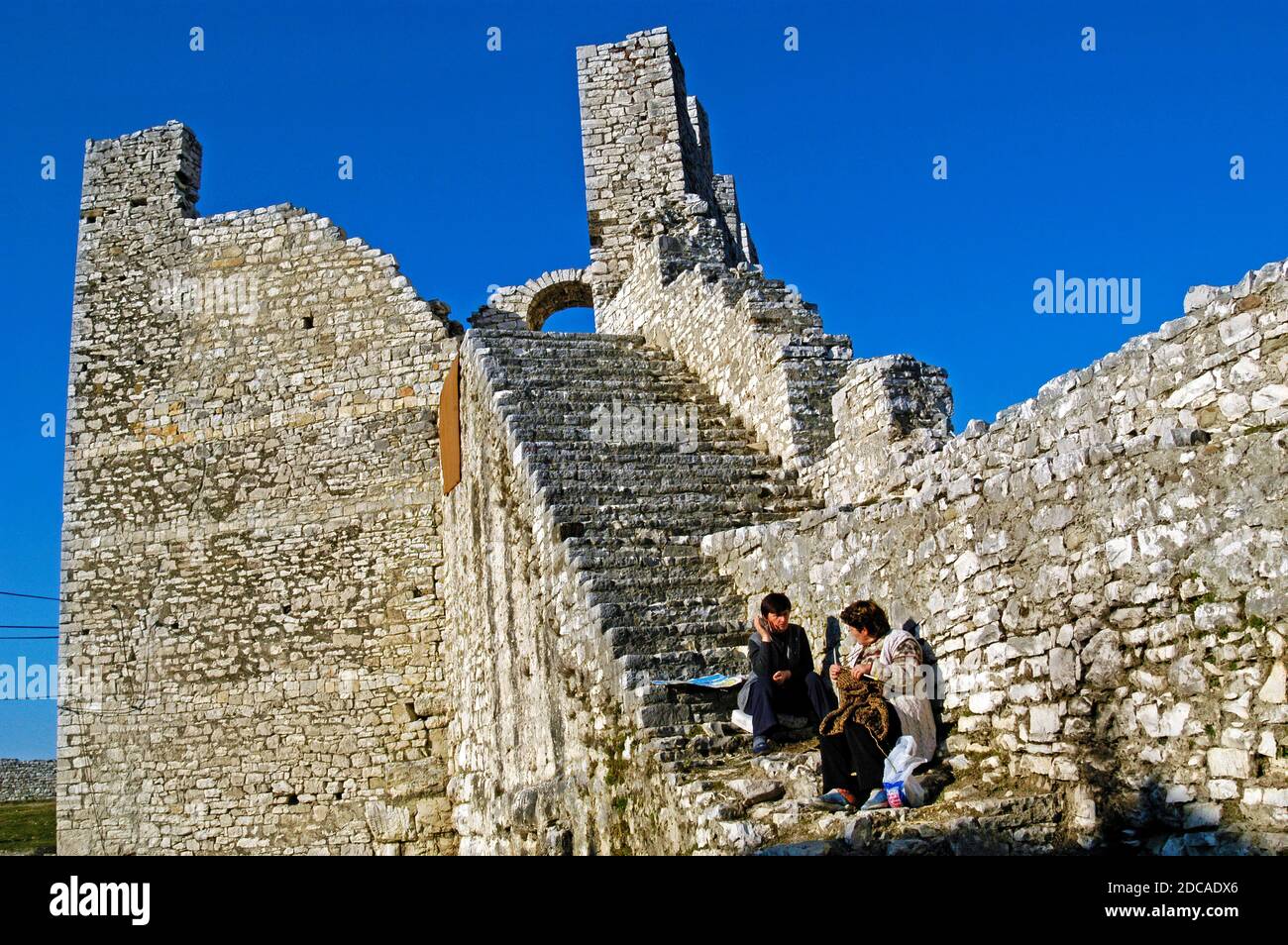 Guides locaux, ruines de la forteresse, Berat, sud de l'Albanie Banque D'Images
