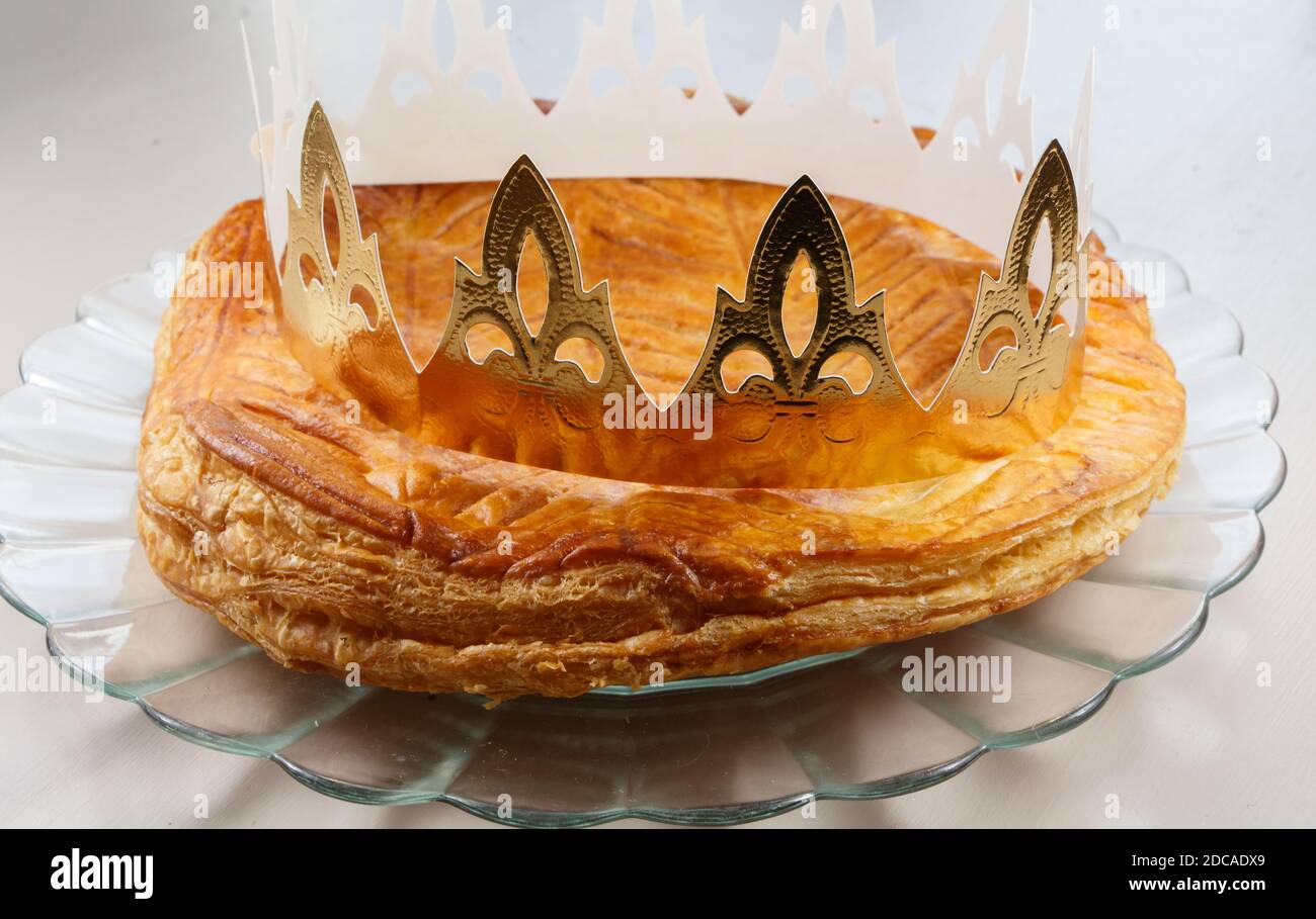 Grand gâteau français avec couronne sur un plat fait en verre Banque D'Images