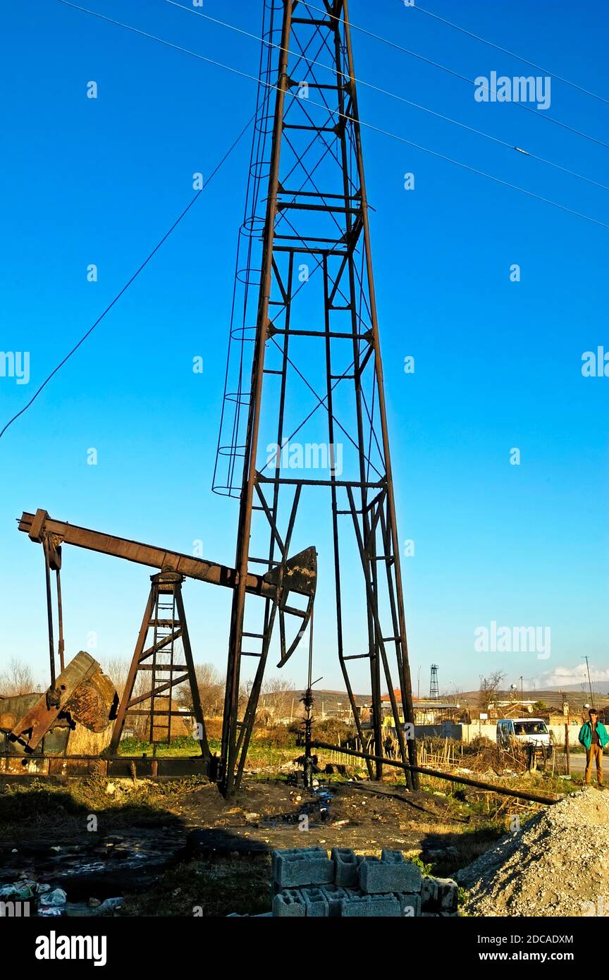 Champ pétrolifère près de Fier, dans le sud de l'Albanie Banque D'Images