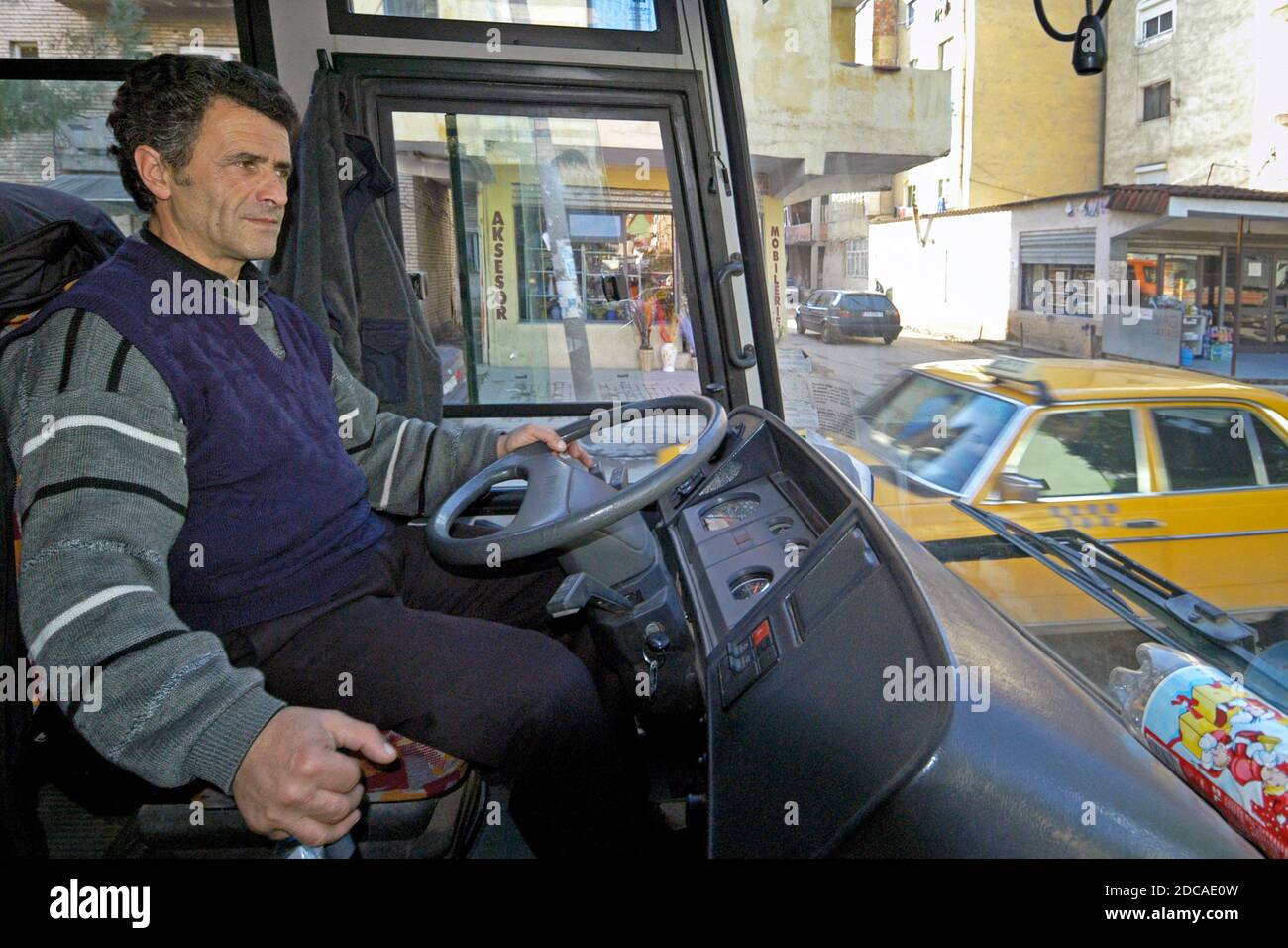 Chauffeur de bus albanais traversant la circulation, Tirana, Albanie Banque D'Images