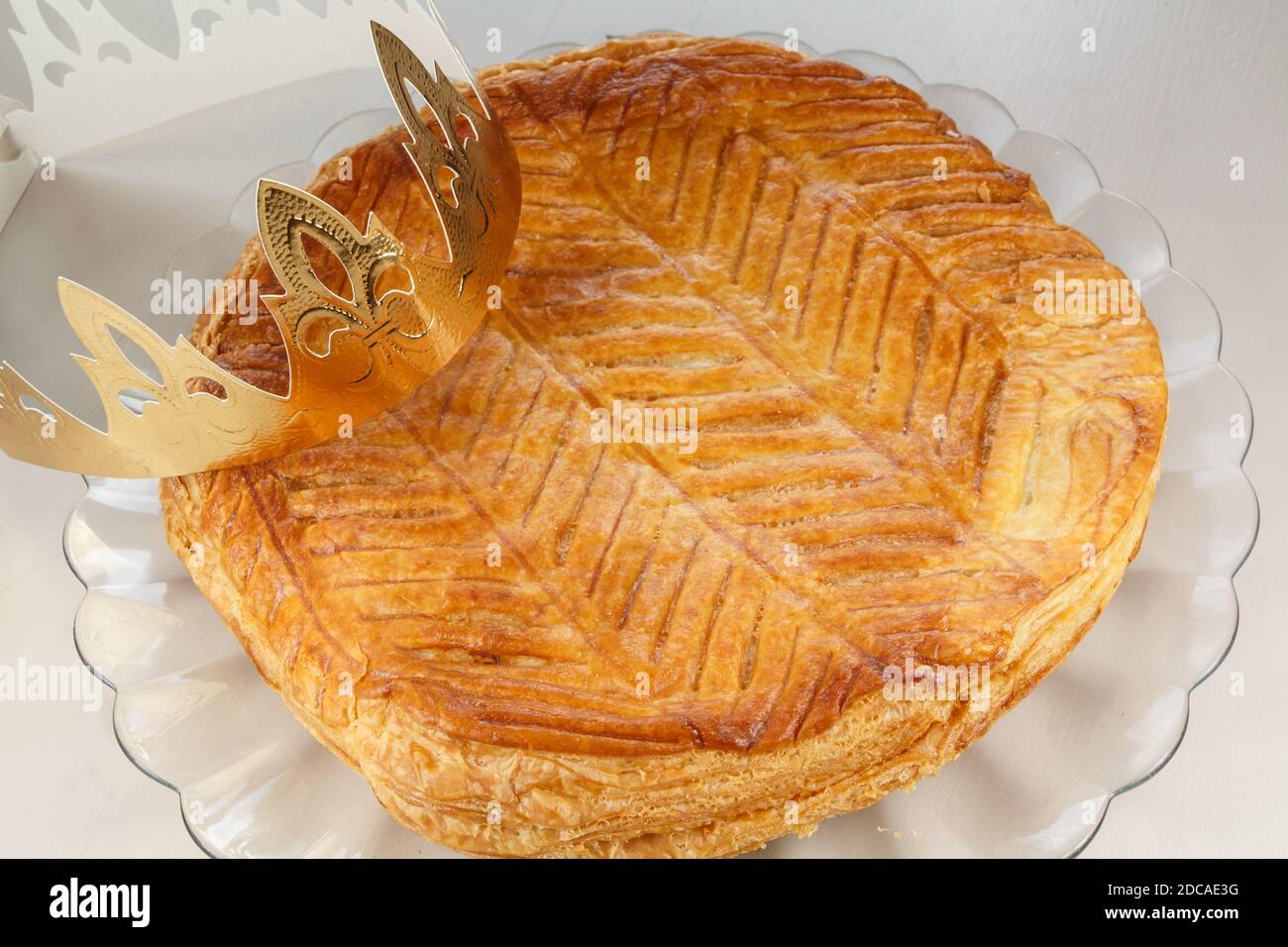 Grand gâteau français sur un plat en verre et une couronne Banque D'Images